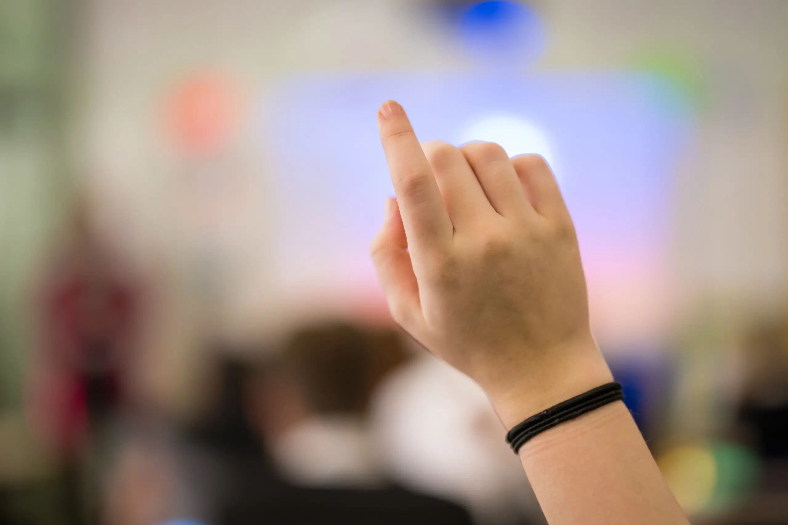 Jovem aluna de 12 anos ameaça professora de inglês com faca em França