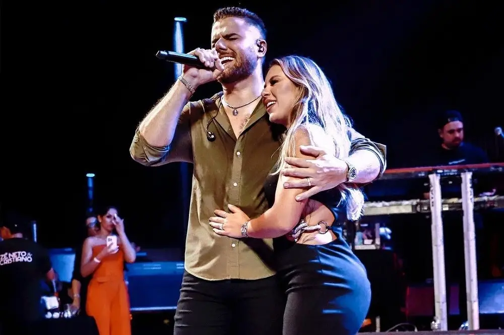 Zé Neto é recebido com festa em aeroporto no interior de São Paulo após acidente: ‘Nasci de novo