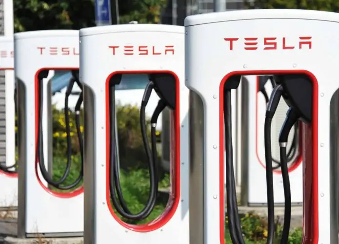 Carros da GM e Ford poderão usar rede de recarga da Tesla a partir de fevereiro