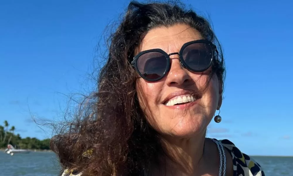 Regina Casé conta que teve lesão na córnea por conta da cola de cílios postiços: ‘Dois dias sem enxergar’