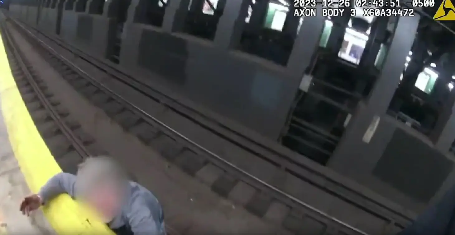 EUA. Polícia resgata homem que caiu em linha do metro em Nova Iorque