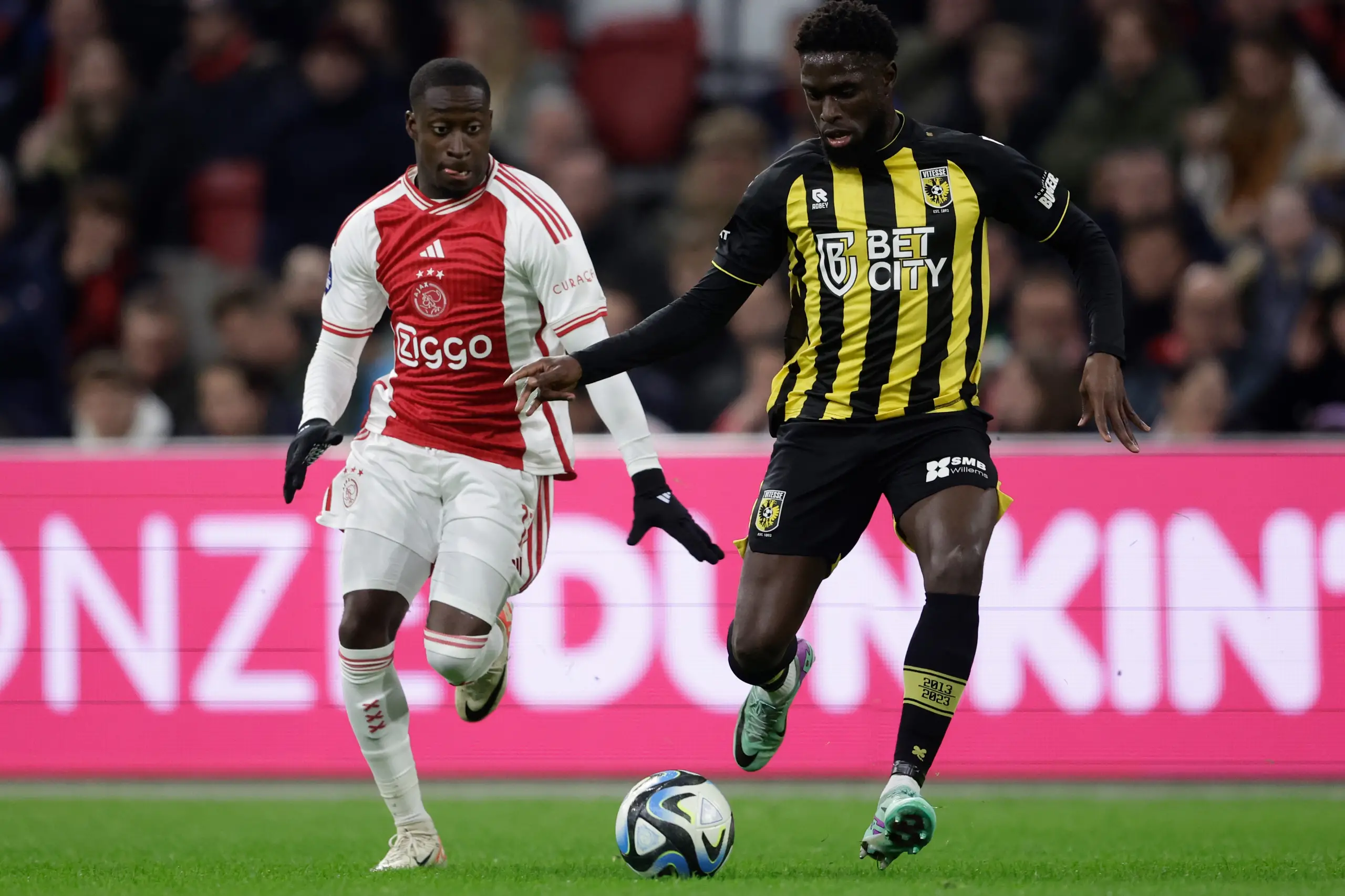 Carlos Forbs partiu do banco e Ajax acabou a… golear