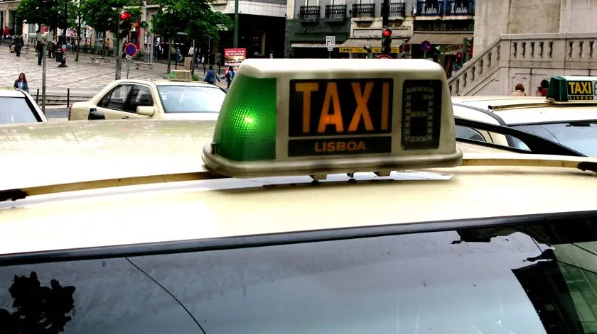 Táxis com mais de dez anos podem circular até final de 2025