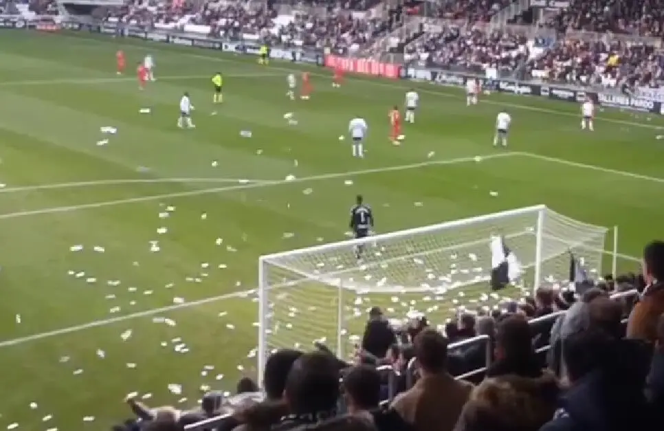 Adeptos do Burgos atiram notas falsas para o relvado. Saiba porquê