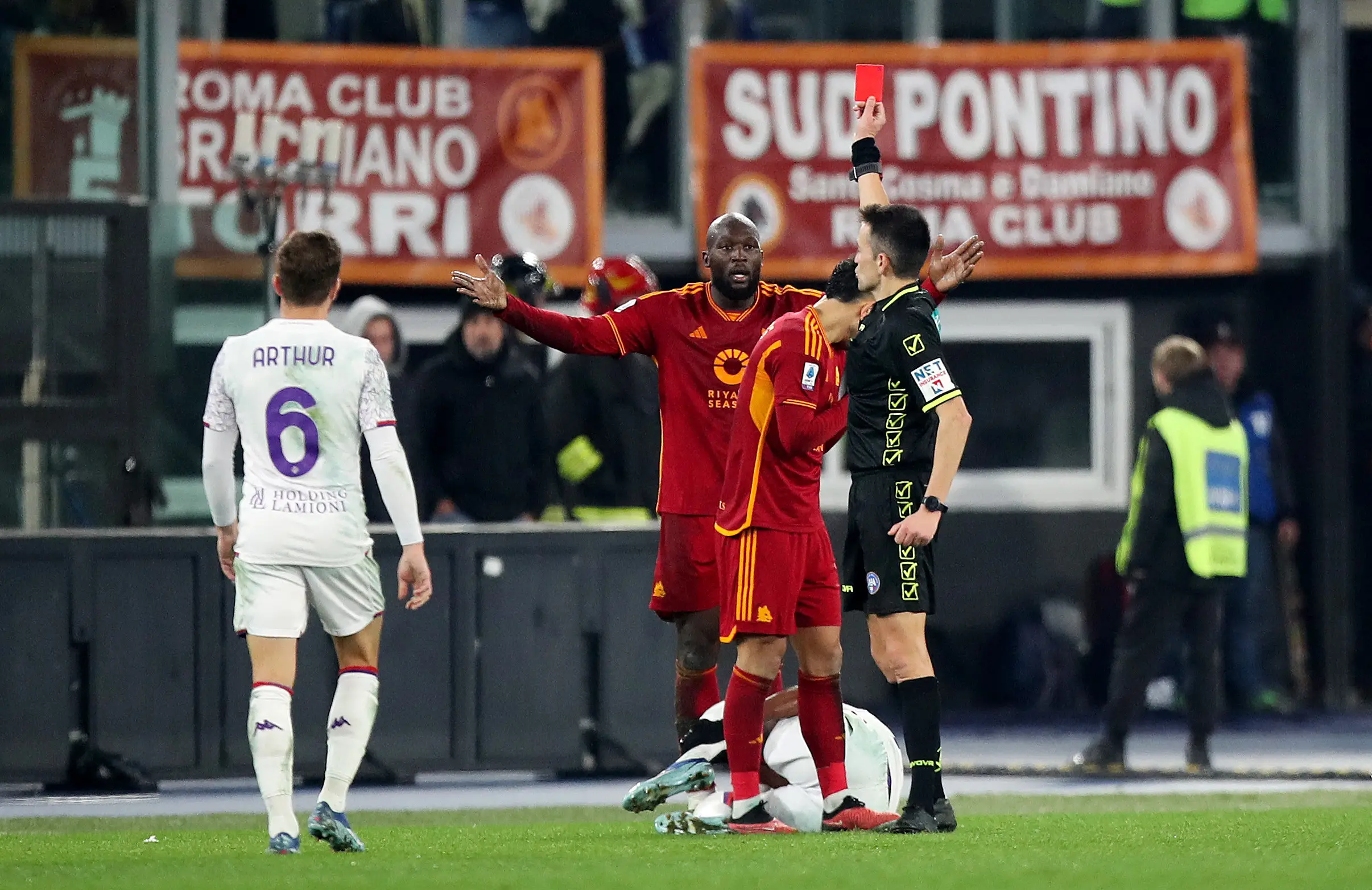 Lukaku viu um vermelho direto no Olímpico e a sua reação diz tudo