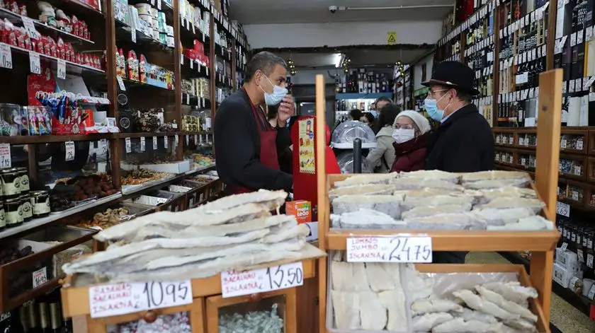 ​Cabaz de Natal está cinco euros mais caro. Azeite sobe, bacalhau desce