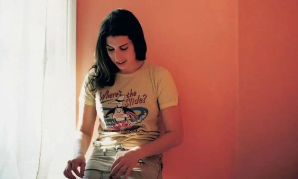 Pai de Amy Winehouse processa amigas por lucro com venda de bens pessoais da cantora