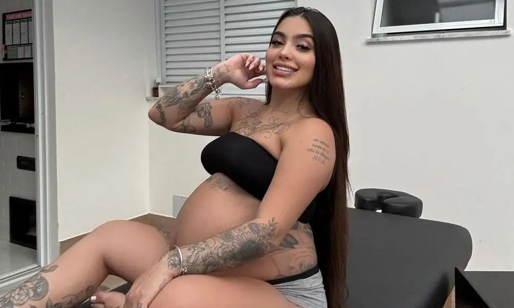 MC Mirella rebate críticas por divulgação de jogo de azar durante parto da filha: ‘Podem me ignorar’