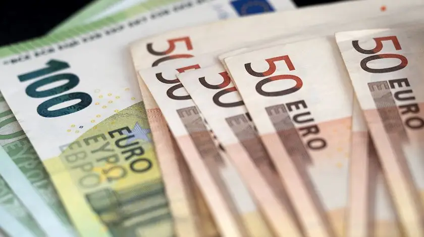 Dois terços dos portugueses poupam menos de 10% do salário