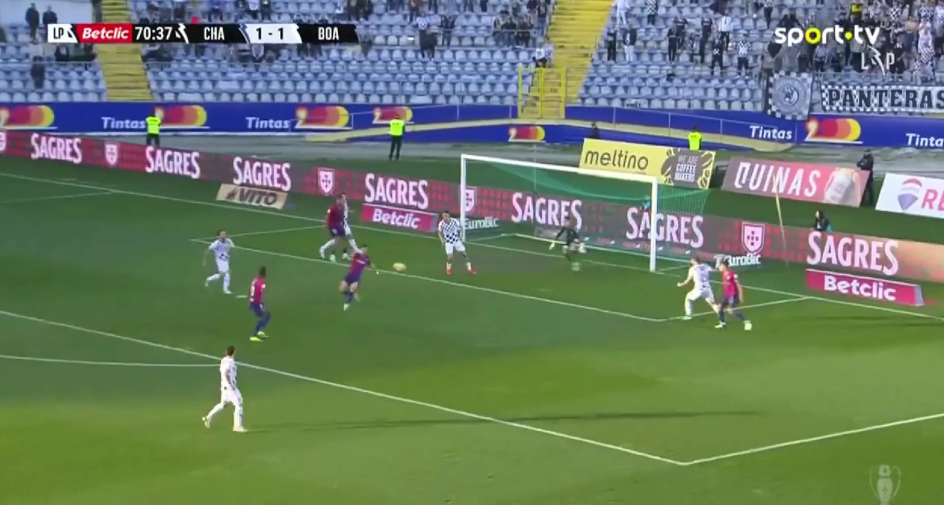 Acrobacia de Hernández ‘tramou’ Boavista e deixou Chaves em ebulição