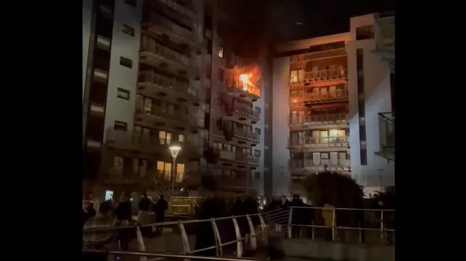 Escócia. Bombeiro ferido e 100 pessoas retiradas de casa após incêndio