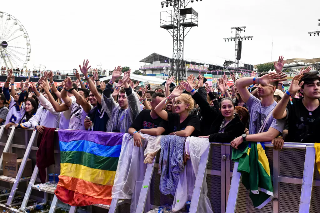 Veja os shows que encerram festival neste domingo