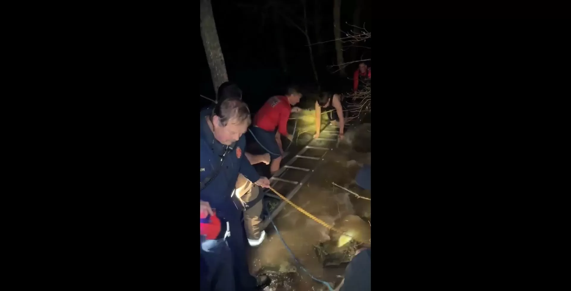 Bombeiros resgatam adolescente apanhado por cheias. As imagens