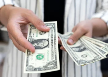 Salários nos EUA aumentam mais rápido do que o esperado neste ano