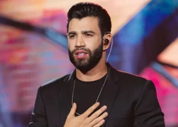 Fã se acidenta ao subir no palco durante show de Gusttavo Lima