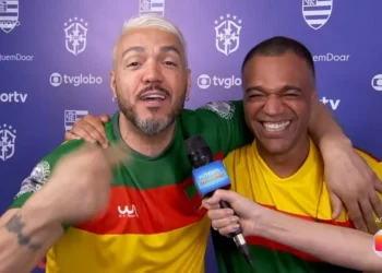 Belo e Denilson se reencontram após fim de briga judicial e selam volta da amizade com beijo no rosto