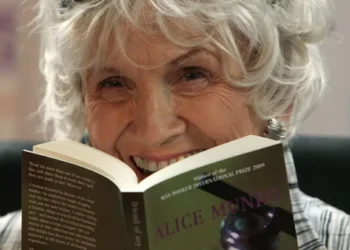 Morre aos 92 anos a escritora canadense Alice Munro, prêmio Nobel de literatura