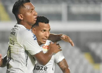 Santos goleia Guarani, vence terceira na Série B e divide liderança com Sport