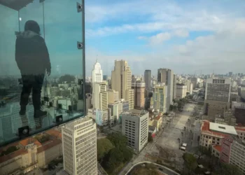 Turistas ficam presos no elevador do Sampa Sky, atração que oferece vista panorâmica de SP