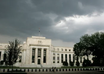 Mercado de trabalho forte dos EUA contribui para confiança do Fed sobre inflação, diz dirigente