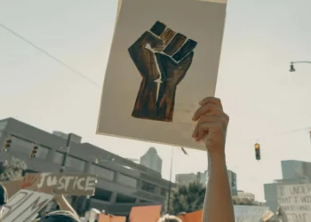 “Desmistificando a Política: Importância e Desafios na Sociedade”