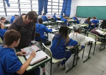 Senado deve debater texto para novo ensino médio nesta quarta