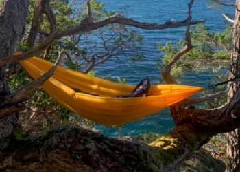 Rede de balanço ou saco de dormir? Essa invenção inflável é os dois