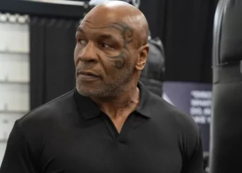 Mike Tyson adia retorno ao ringue por problema de saúde