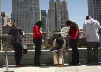 Pedidos semanais de auxílio-desemprego nos EUA aumentam e mercado de trabalho desacelera