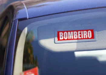 Incêndio em armazém em Ponta Delgada obriga a realojar quatro pessoas