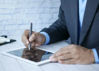 “Descubra como mudar sua relação com finanças em 10 passos”