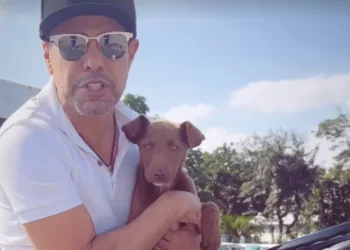 Zezé di Camargo adota cachorrinho que apareceu durante show em Minas Gerais