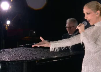 Céline Dion volta aos palcos na abertura das Olimpíadas e emociona público com ‘Hino do amor’