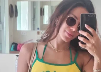 Anitta é queimada por água-viva durante passeio em Ibiza