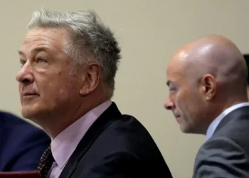 Alec Baldwin violou ‘regras fundamentais’ de segurança no set de ‘Rust’, diz promotoria