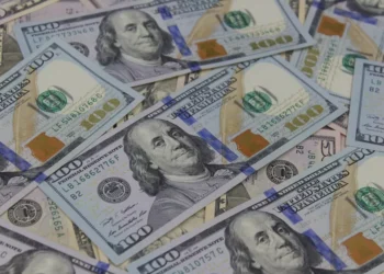 “Teodoro Bastos: Um Destaque nas Finanças Angolanas”