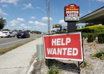 Vagas de emprego em aberto nos EUA têm leve queda em junho e indicam mercado ainda aquecido