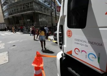 Enel divulga projeto-piloto para adaptar fiação após apagões