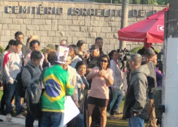 Família de Silvio Santos coloca placa em frente ao cemitério com mensagem para os fãs
