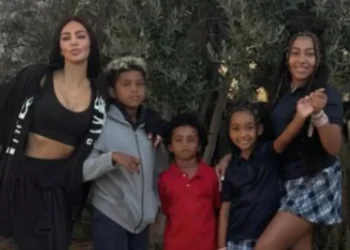 Kim Kardashian posta fotos com os filhos e altura de North West surpreende