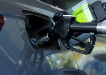 Revendedores de combustível apelam para que Governo abrande subida da taxa de carbono