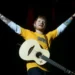 Ed Sheeran chega ao Brasil para o Rock in Rio 2024 e pede ajuda inusitada aos fãs