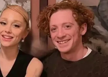 Ariana Grande desabafa sobre boatos que Ethan Slater teria trocado esposa e bebê por ela: ‘Decepcionante’