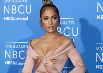 Jennifer Lopez e Ricky Martin reagem a comentários racistas de humorista em comício de Trump