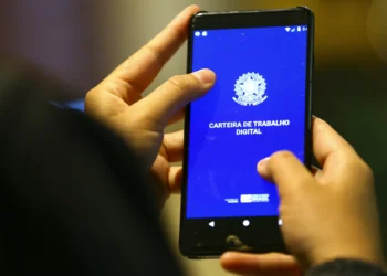 Sobreaquecimento do mercado de trabalho pode gerar efeitos inflacionários, diz economista à CNN