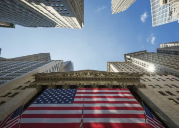 Inflação nos EUA desacelera, mas alta dos preços persiste