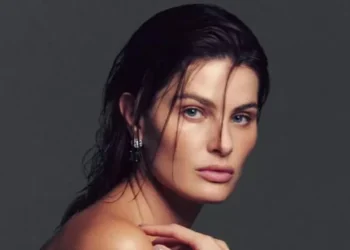Isabeli Fontana surpreende com ensaio nu e recebe elogios nas redes sociais