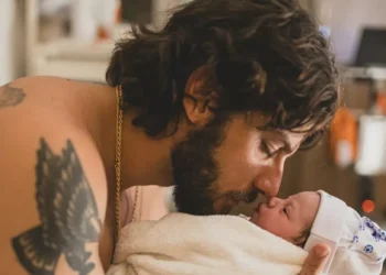 Chay Suede e Laura Neiva comemoram nascimento da filha Ana