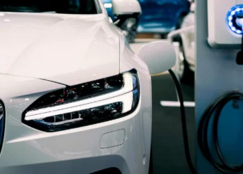 Carros elétricos da China ameaçam derrubar a demanda por gasolina; entenda