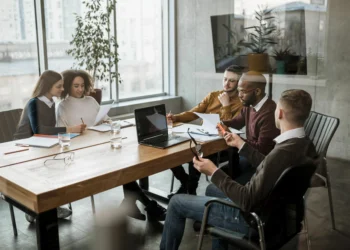 Veja cargos em alta para 2025; salários podem alcançar R$ 80 mil